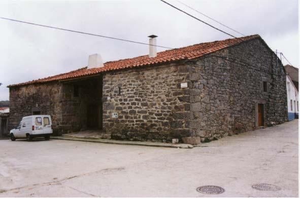 granito y teja tradicional Portalillo tradicional rehundido en doble orden Representante de la arquitectura popular comarcal Época Finales