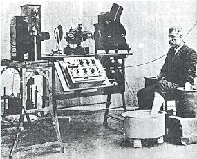 En el siglo XIX, el fisiólogo holandés Willem Einthoven, (nació en Semarang el 21 de mayo de 1860 muere en Leiden, Holanda, 28 de septiembre de 1927) desarrolló el galvanómetro que lleva su nombre,