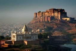 Desde ahí apreciarán la histórica ciudad de los reyes de Amber junto al lago Maota, Por la tarde, visita de la ciudad palacio de Jaipur.