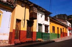 Por la mañana realizaremos un recorrido panorámico y peatonal por el centro histórico de Bogotá donde podremos admirar el Teatro Colon, el Palacio de San carlos, la Plaza de Bolívar, la Casa de