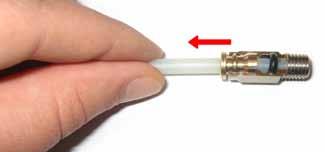 Si se usa un tubo metálico, realice una ranura como se muestra en la figura 45 (página 6) para permitir que la pinza de fijación del racor se sujete correctamente.