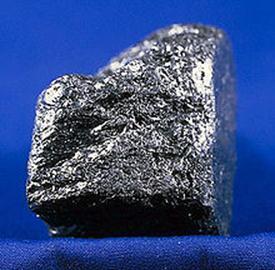 La densidad de los minerales se debe a: 1) las masas atómicas de los elementos que constituyen el mineral, y 2) el empaquetamiento de los átomos.