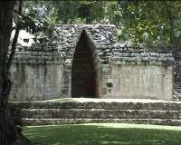 Chenes y la región de Río Bec. Las construcciones mayas se hicieron de madera y piedra caliza básicamente.