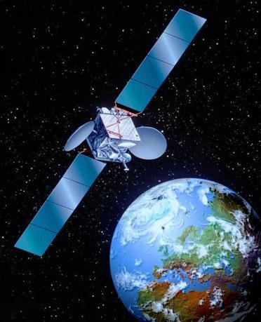 SATELITE: Los satélites reflejan un haz de microondas que transportan información codificada.