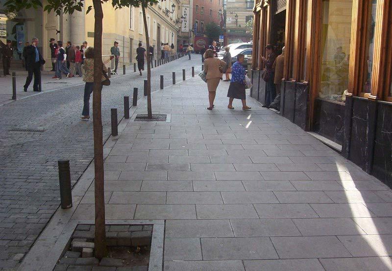 IM Nº CARRILES Y ANCHO 1 (3,25 a m) 3 m Bolardos 3 m Banda arbolada y bolardos. El tramo incluye la plaza de Pontejos.