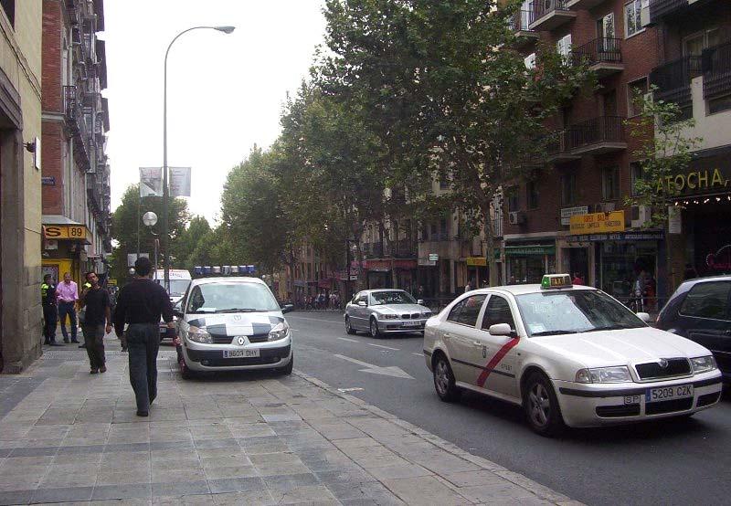 ACAMIENTO (tipo y ancho) La calle se ensancha mucho gradualmente en este tramo, existiendo gran diferencia entre un extremo y otro.