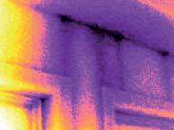 Cámaras termográficas Serie TiR Novedad Localice problemas en edificios de forma rápida y sencilla Las robustas y asequibles cámaras termográficas TiR1 y TiR de Fluke son herramientas de trabajo