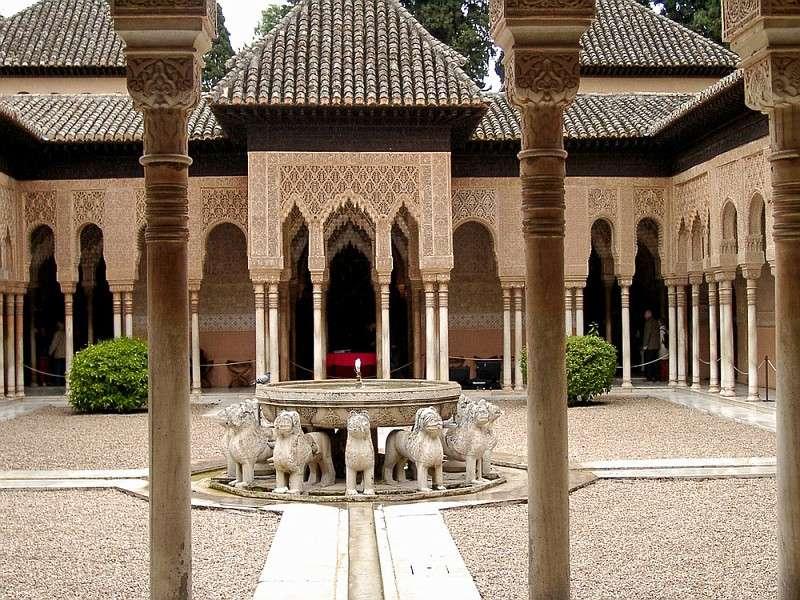 Patio de los leones. Alhambra de Granada. De planta rectangular, rodeado por una esbelta galería con 124 columnas de mármol blanco de Macael (Almería).