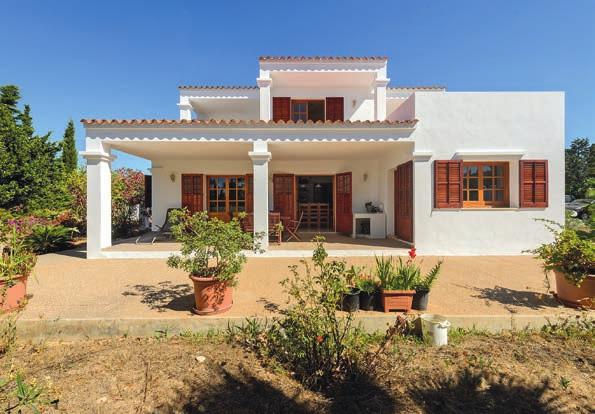 The villa is distributed in to 2 floors, with a surface area of 200 m 2, on a plot of 2.000 m 2 of land that offers fruit trees.