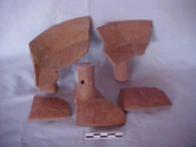 PSPA-826 Forma cerámica: plato trípode Condición: fragmentado, incompleto Base: plana Soportes: tres, cilíndricos, con figura de hipérbole Altura de soportes: 4.0 cm Ancho de soportes: 2.