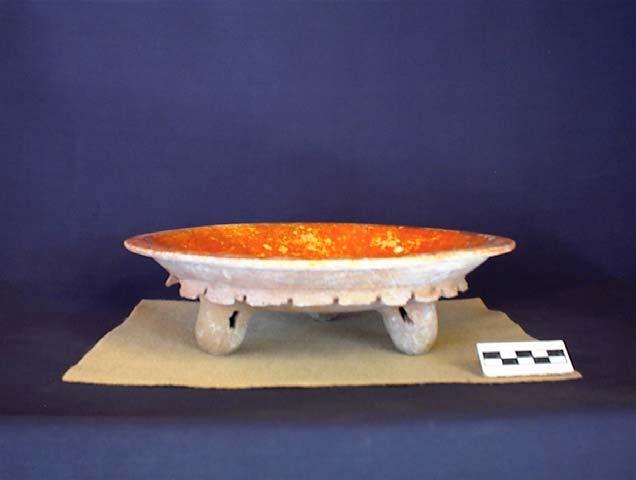PSPA-835 Forma cerámica: plato trípode Condición: completo, rajado Base: cóncava, marcada por reborde basal con muesca Soportes: tres, cilíndrico-esféricos Ancho de soportes: 3.
