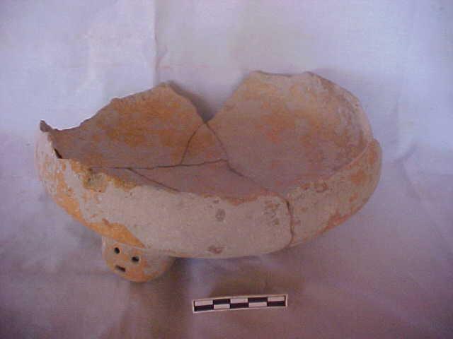 PSPA-836 Forma cerámica: plato trípode de tipo inflexionado Condición: fragmentado, pegado, con faltantes Base: cóncava Soportes: tres, cilíndricos, con tres pequeños agujeros calados que semejan una