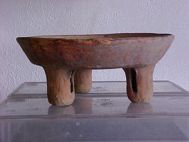 PSPA-844 Forma cerámica: plato trípode Condición: completa Base: plana Soportes: tres, cilíndricos, vacíos, calados Ancho de soportes: 5.0 cm Alto de soportes: 3.
