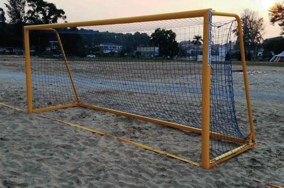 Poste de Fútbol de Playa 114000: Portería de fútbol portátil para la playa (5,5 m) La portería de fútbol de playa portátil está hecha de perfiles de aluminio de alta calidad.