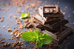 9. CHOCOLATE NEGRO Y EL CACAO Los flavanoides del cacao ayudan a mejorar el estado de ánimo y nos aportan claridad mental. También ayudan a reducir el estrés y procurarnos bienestar.