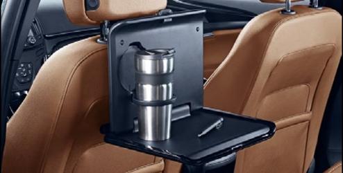 95 La mesa plegable Opel FlexConnect trae integrada un hueco para sujetar tazas, y proporciona estabilidad a cualquier objeto que necesite durante el viaje. 13447402 17 46 024 55.