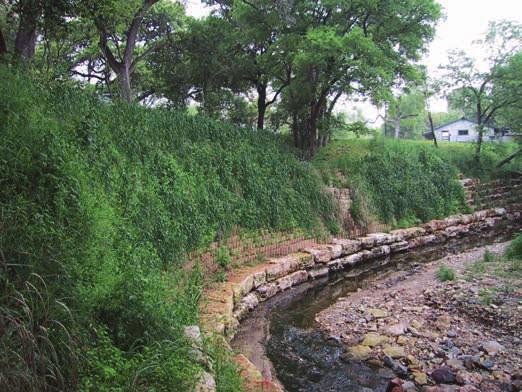 Los canales multicapa GEOWEB toleran un asentamiento diferencial razonable sin pérdida de integridad, por lo que funcionan bien en ambientes de suelos blandos.