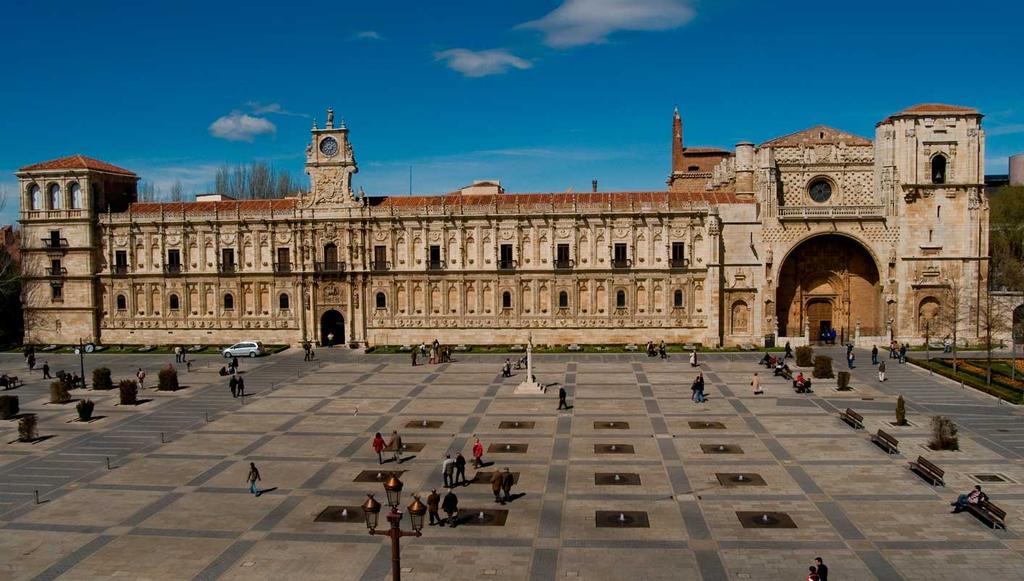 León: A city invented and recreated in the fashion of a real