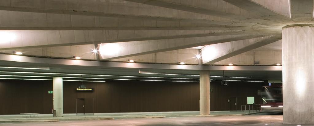 colocación de la luminaria en pared o techo ajustando su grado de inclinación (máximo de 90 grados) mediante una rótula con