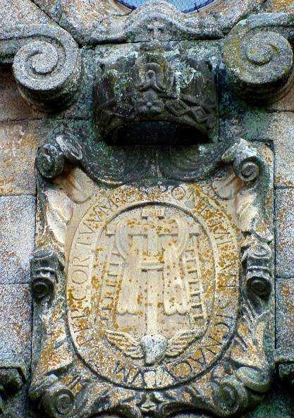 Como el Ayuntamiento de Puebla de Sanabria ha tomado el acuerdo de adoptar, como armas para su bandera y escudo heráldico, en campo de azur una cruz de San Andrés de oro, acompañada de cuatro lises