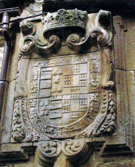 Hermoso escudo de armas que adorna la fachada del antiguo hospital de peregrinos de Puebla de Sanabria.