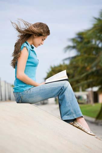 El perfil del lector en España sigue siendo el de mujer con estudios universitarios, joven y urbana, que prefiere la novela, lee en castellano y lo hace por entretenimiento.