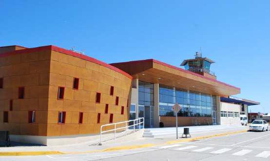 Desde Valdivia: Para trasladarse a cualquier punto de la Región de Los Ríos desde el aeropuerto Pichoy, ubicado a 32 kilómetros de la ciudad de Valdivia, cuentas con diversas líneas de transfer