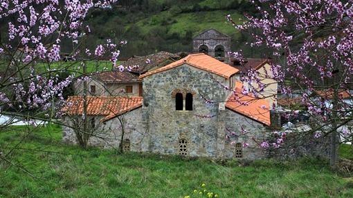 Santo Adriano de Tuñón En la parroquia asturiana de Tuñón se encuentra la iglesia de Santo Adriano fue fundada por el rey Alfonso III y su esposa Jimena en el año 891.