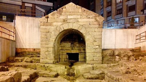 Fuente de Foncalada La fuente de Foncalada es una fuente de agua potable mandada construir por el rey asturiano Alfonso III en la ciudad de Oviedo en el siglo IX.