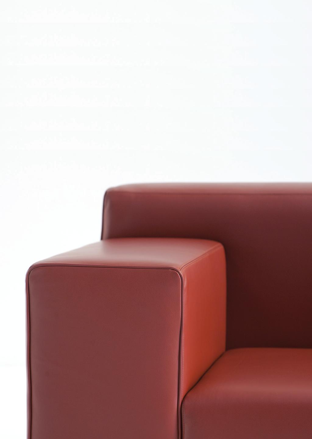 867 Cubo The Cubo collection stands out for the simplicity of its design, characterised by straight lines and solid bulk of the various components that make up the seats.