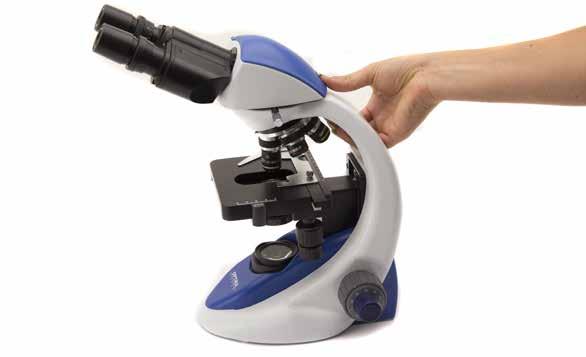Incorpora las características de los microscopios profesionales a un microscopio de alumnos Características como platina mecánica, cabezal binocular o trinocular, mandos de enfoque
