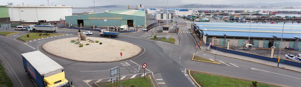 2.7 Comunicaciones y planos del puerto 2.7. Accesos terrestres Por carretera Dársena Interior El Puerto de A Coruña está conectado con las vías de alta capacidad nacionales que discurren hacia la