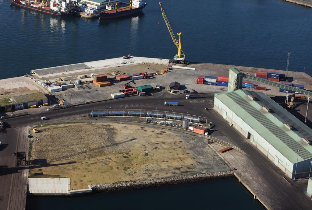 2.8 Breve descripción de instalaciones para tráficos específicos El Puerto de A Coruña cuenta con una instalación diseñada para atender el tráfico roll-on roll-off. En la explanada de 5.