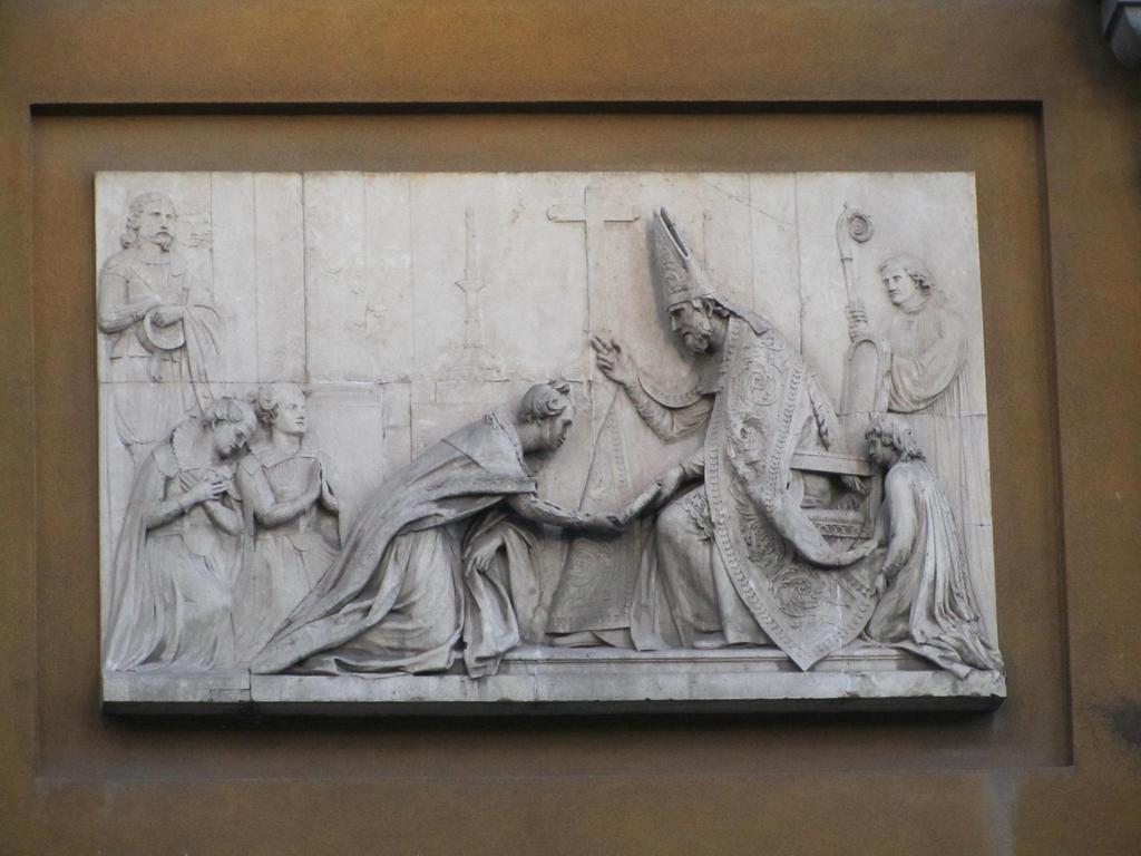 En el relieve se representa a San Francisco de Sales fundando la Orden con Santa