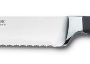 (20 cm / 8 ) with wavy edge con filo ondulado with precision double-serrated edge con doble ondulación de precisión 4152/23 cm (9 ) WÜSTHOF s CLASSIC knives are certified by NSF.