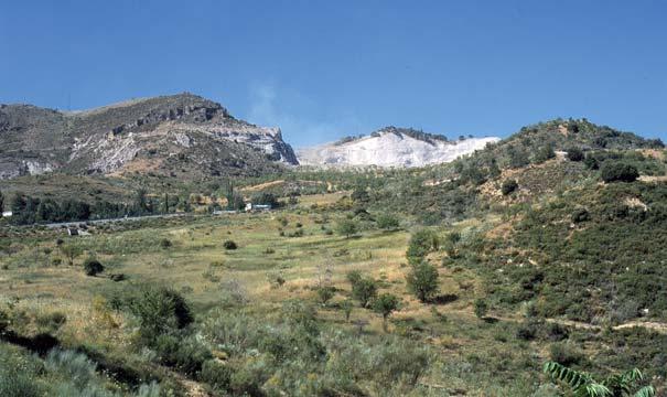 Corte geológico del merendero de la Higuera y posición de las fallas N-S Cantera abandonada Merendero de la Higuera ~ ~ ~ ~ ~ ~