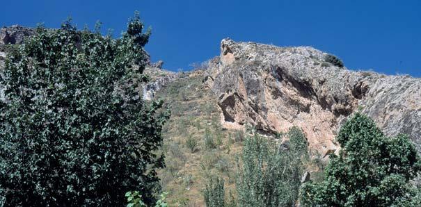 Paleozoico Guía Geológica de Sierra Nevada Itinerario 1 52 Cantera de áridos en dolomías triásicas del basamento que afloran