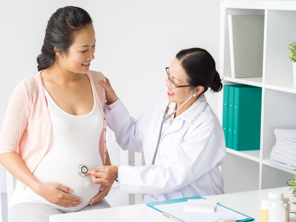 El embarazo y la hepatitis B Todas las mujeres embarazadas deben hacerse las pruebas de detección de la hepatitis B durante cada embarazo.