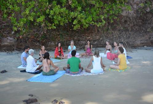 Armonizaremos la Mente Personal con la Mente Universal con pranayamas (respiración consciente) y meditación. Jugaremos con el poder de nuestras voces Nadaremos con los delfines.