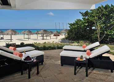 Acceso directo a la playa y zona con sombrillas y tumbonas. Jacuzzi exterior con solárium y tumbonas. Lobby bar-terraza con bebidas Premium.