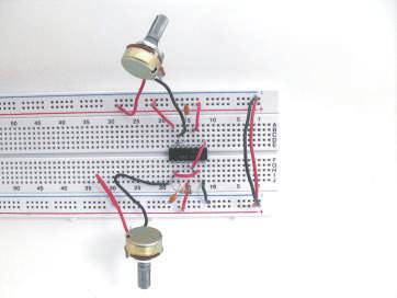 Conectar el alambre negro de un potenciómetro con el Pin 13 (Descarga B).