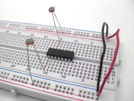 Puede también ser llamado fotorresistor, fotoconductor, célula fotoeléctrica o resistor dependiente de la luz, cuya siglas (LDR) se originan de su nombre en inglés light-dependent resistor.