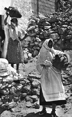 Cuando el pueblo fue descubierto por los hippis en los años sesenta, las mujeres todavía se cubrían a la manera árabe y pintaban