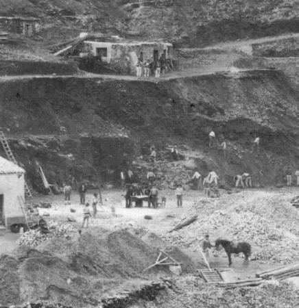 EL TRABAJO EN LA MINA La jornada de un minero era muy dura. Entraba en la mina cuando no había salido el sol y salía al oscurecer; entre 10 y 14 horas de trabajo.