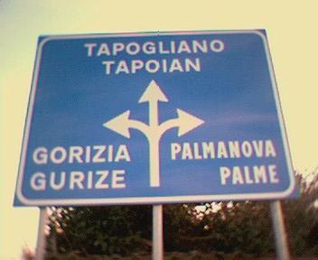 English: A road sign in Friulian and Italian. Fuente:Picture by Klenje Autor:Klenje En ella se presentan 3 alternativas a seguir en un camino.