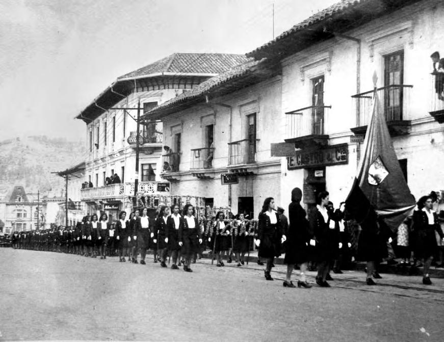 Desfile de colegios femeninos.