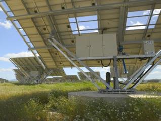 Seguidores solares Un seguidor solar es un dispositivo mecánico capaz de orientar los paneles solares de forma que éstos permanezcan cercanos a la perpendicular de los rayos solares, siguiendo al sol