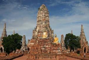 Tras la visita nos dirigiremos a un famoso santuario cercano, el Wat Phra Prang Sam Yot (Templo de los Monos), en Lopburi, conocido por la gran cantidad de monos que se encuentran en él y