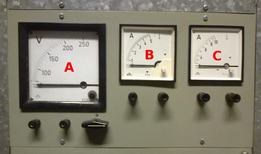 Este panel también cuenta con un arrancador de motores de corriente contínua mediante el método de eliminación de resistencias (2).
