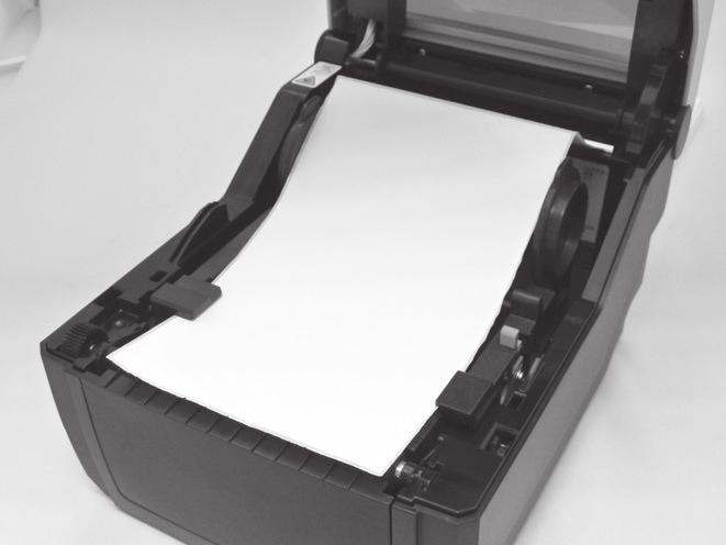 Asegúrese de la cubierta esté firme sobre la impresora para evitar que se caiga hacia delante y se lastime las manos.